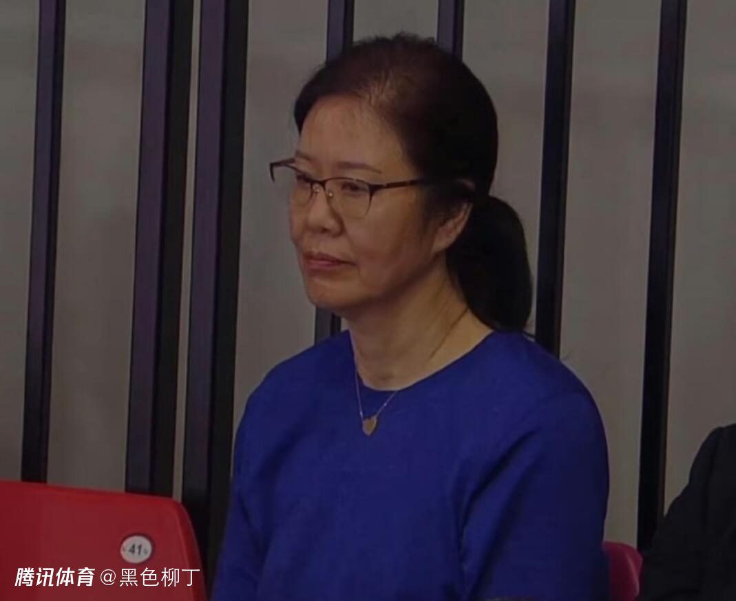 第17分钟，阿穆拉左路突入禁区，小角度射门被封堵出底线。